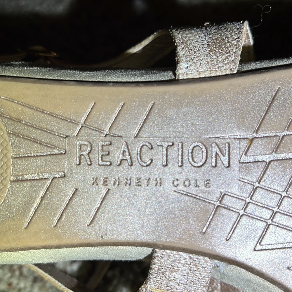 Reaction Kenneth Cole Sandals size 9 Strappy Gladiator Tan and Gold Tone - Picture 8 of 16